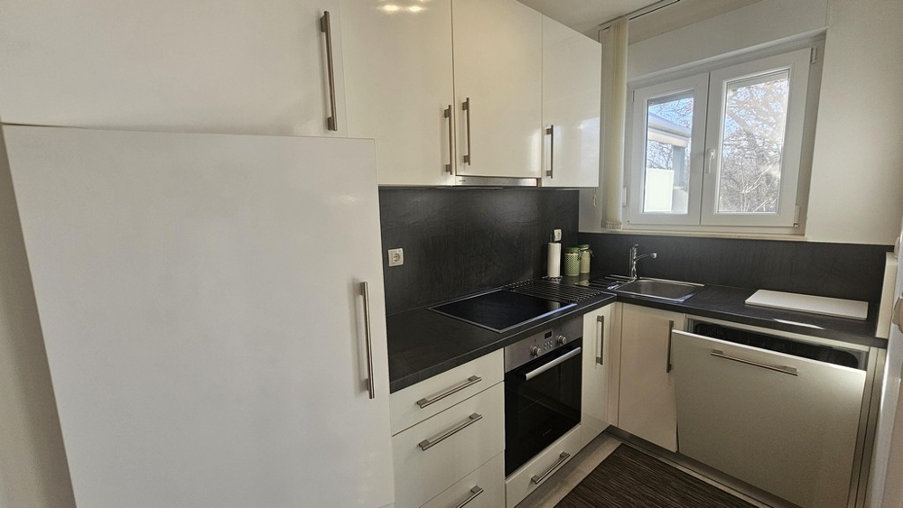 Moderní vybavená kuchyň s oknem