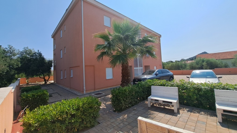 Venkovní plocha s parkovacími místy