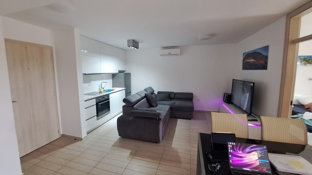 Otevřená kuchyně s obývacím pokojem