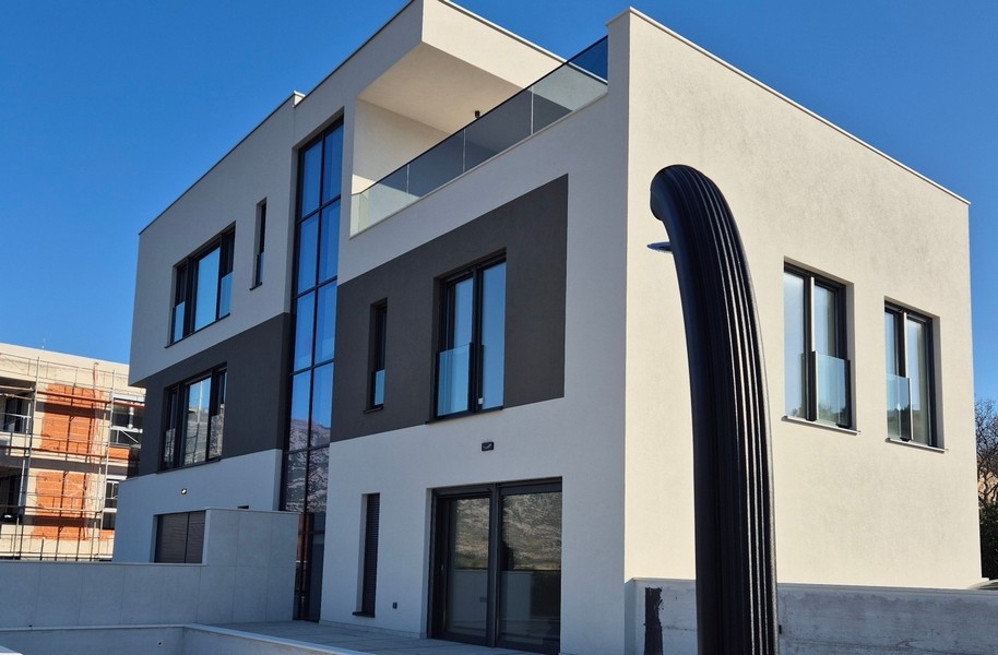 Moderní novostavba, ve které je byt na prodej.