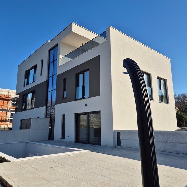 Byt s bazénem na prodej v Rovanjska, Chorvatsko.