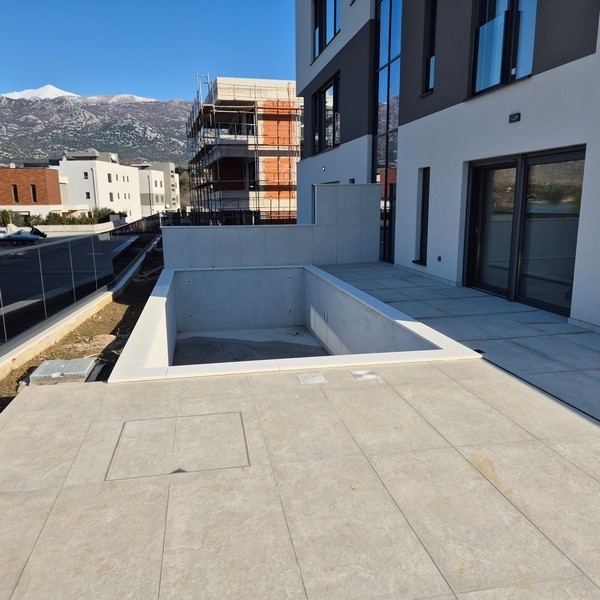 Bazén bytu A3848, který je na prodej v Dalmácii.