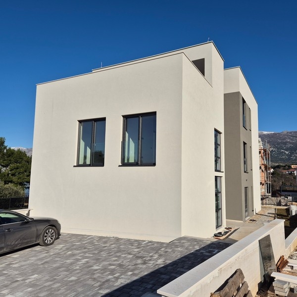 Vnější pohled na novou budovu s jasnou architekturou