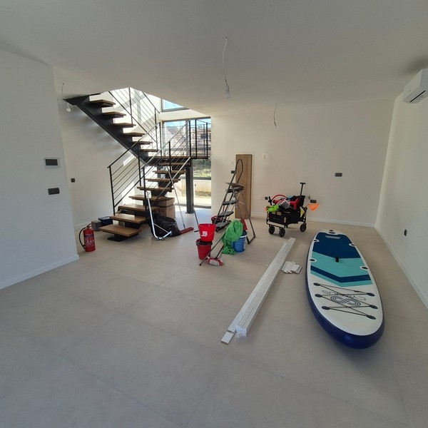 Otevřený obývací prostor se schodištěm a galerií