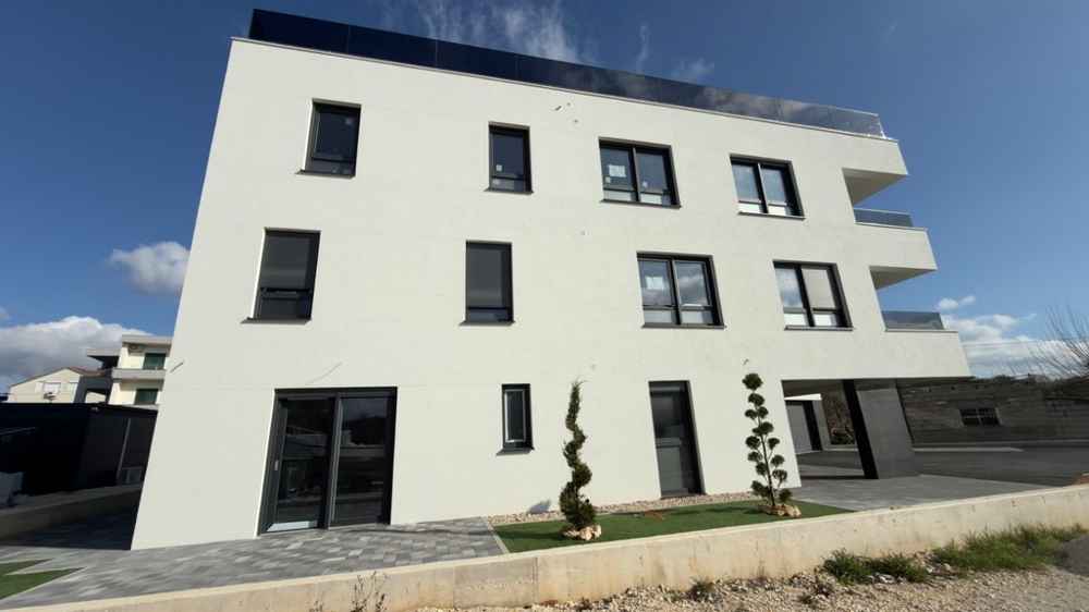 Boční pohled na apartmány A3851 v první řadě k moři v Chorvatsku - Panorama Scouting.