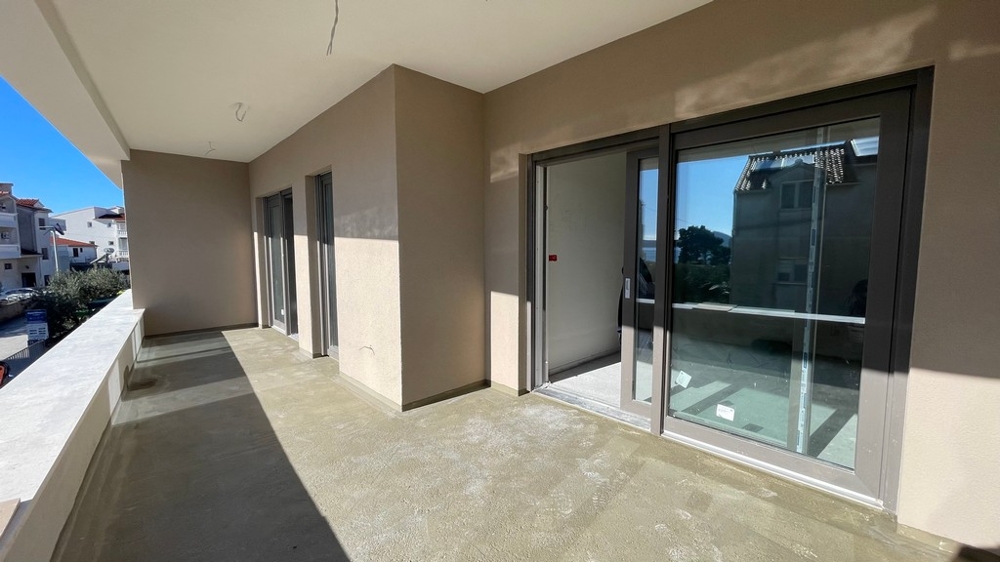 Terasa nového apartmánu A3852 v blízkosti moře ve Vodicích, Chorvatsko.