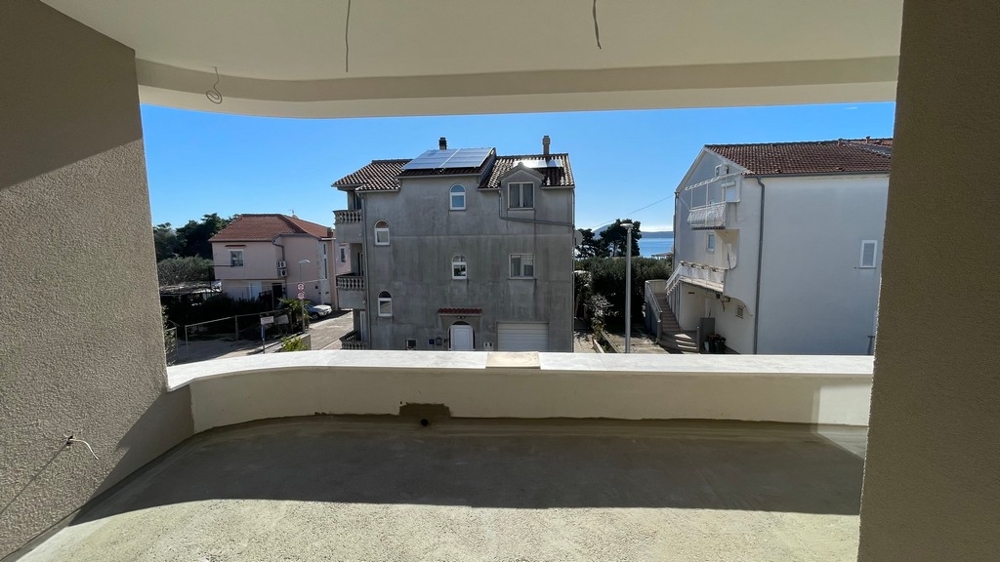 Terasa s výhledem na sousední budovy a moře