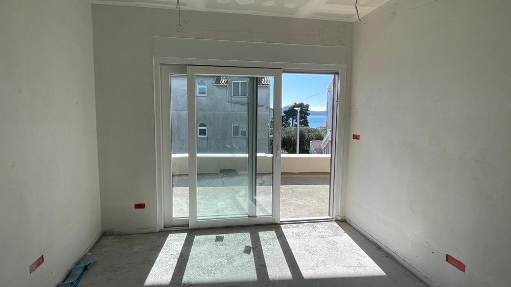 Obývací pokoj s posuvnými dveřmi na terasu