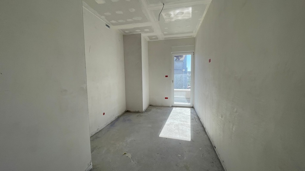 Úzký pokoj se vstupem na terasu