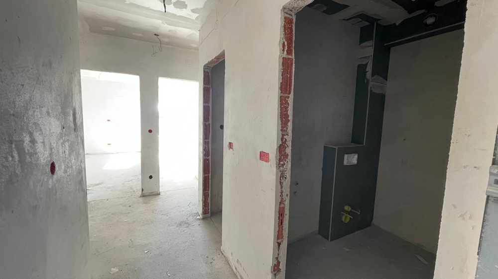 Předsíň se vstupem do koupelny a obývacího pokoje