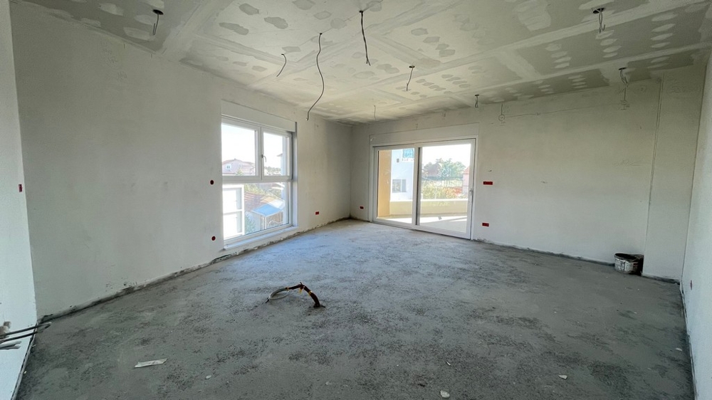 Velký obývací prostor se vstupem na terasu