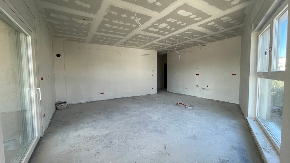 Otevřený obývací pokoj s kuchyní ve skořápce