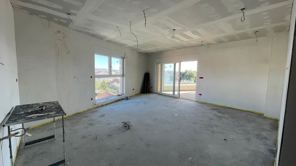 Obývací pokoj s oknem a dveřmi na terasu