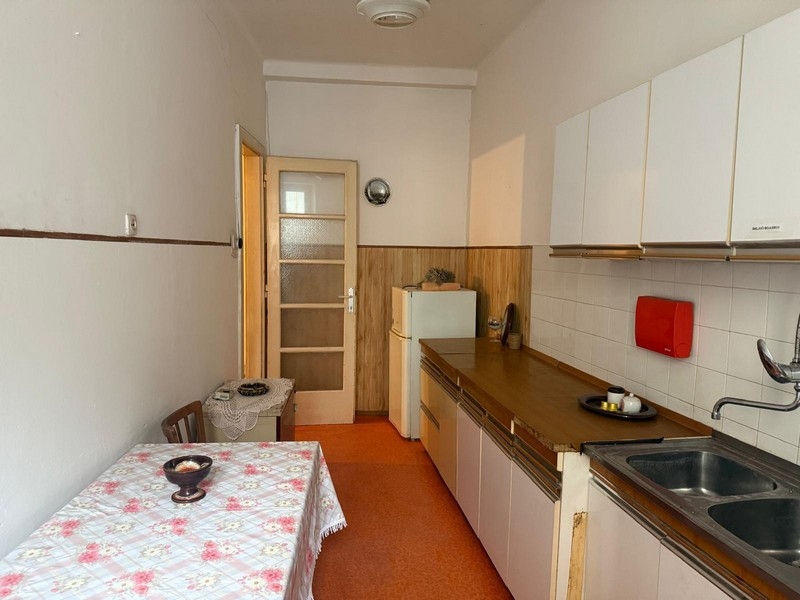 Kuchyň s vestavěnou linkou a jídelním koutem