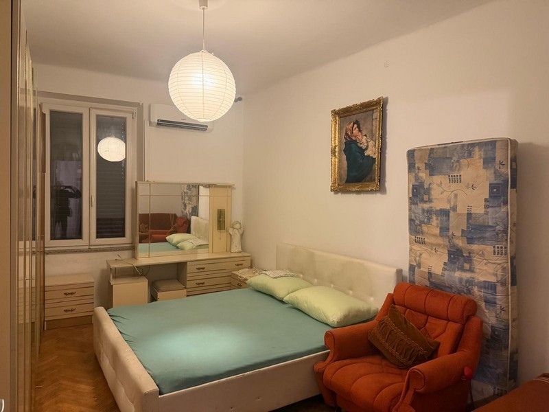 Ložnice s manželskou postelí