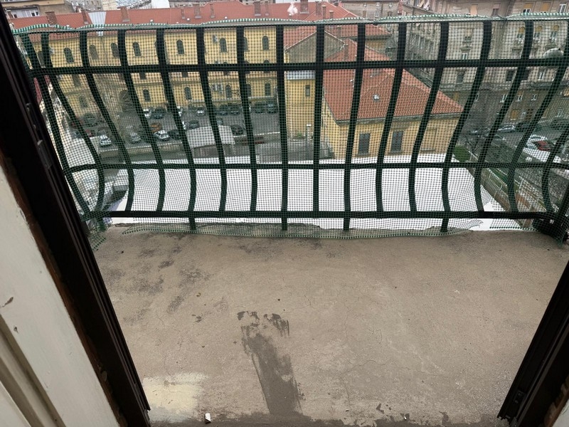 Balkon s výhledem na střechy města