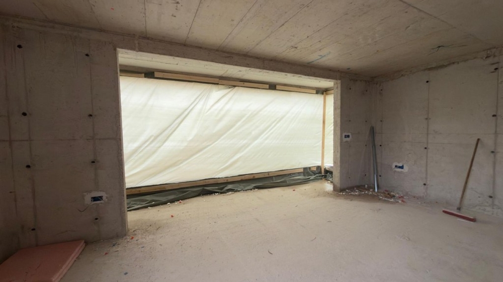 Skořápkový obývací pokoj s velkým předním oknem