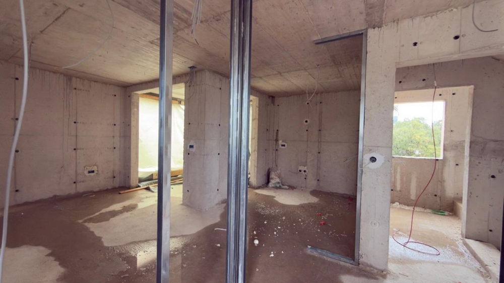 Otevřený obývací prostor ve skořápce s oknem a výhledem na moře