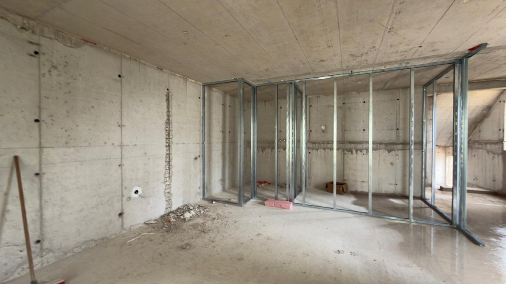 Nedokončená ložnice se sádrokartonovými stěnami