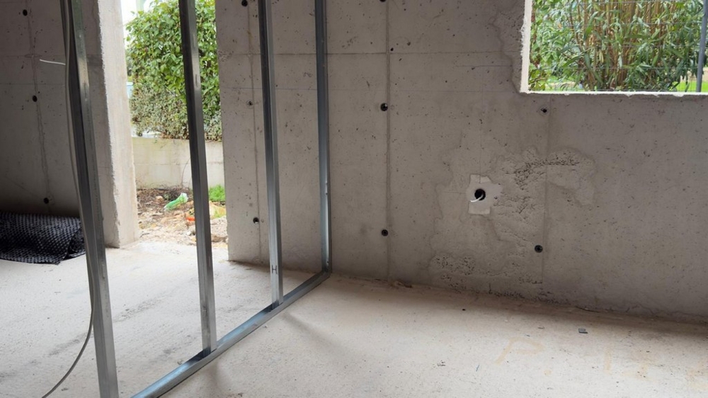 Místnost ve skořápce s oknem a přístupem ven