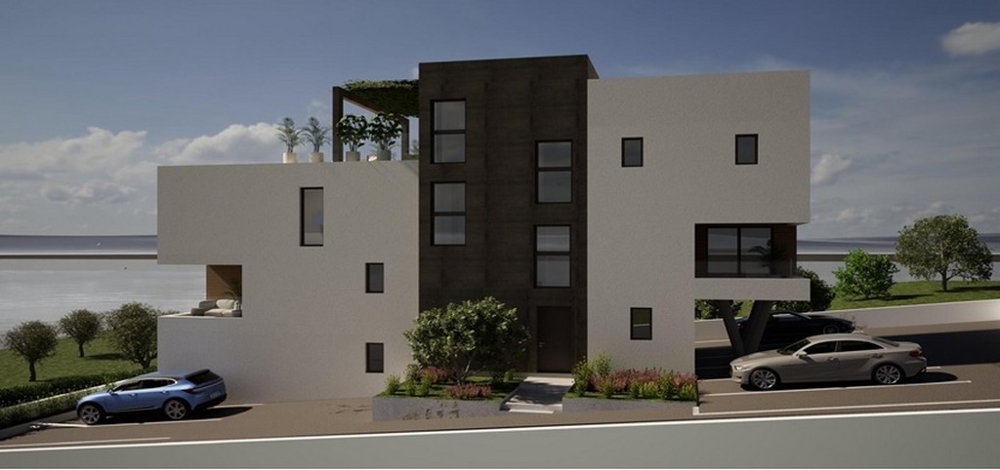 Pohled z ulice na moderní novostavbu s parkovacími místy