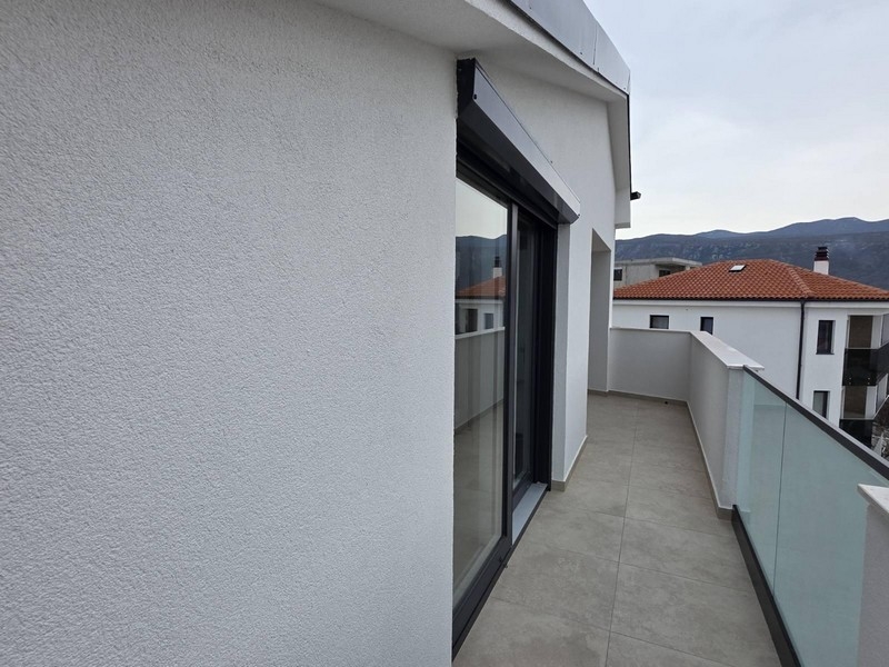 Pohled na terasu podkrovního bytu A3859 v Novi Vinodolski.