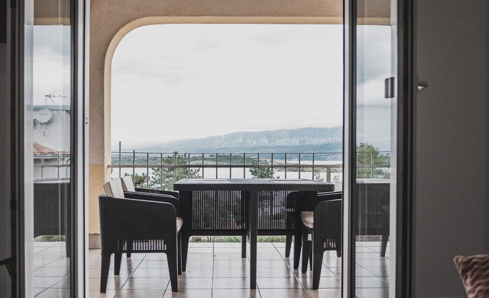 Krytá terasa s výhledem na moře a posezením