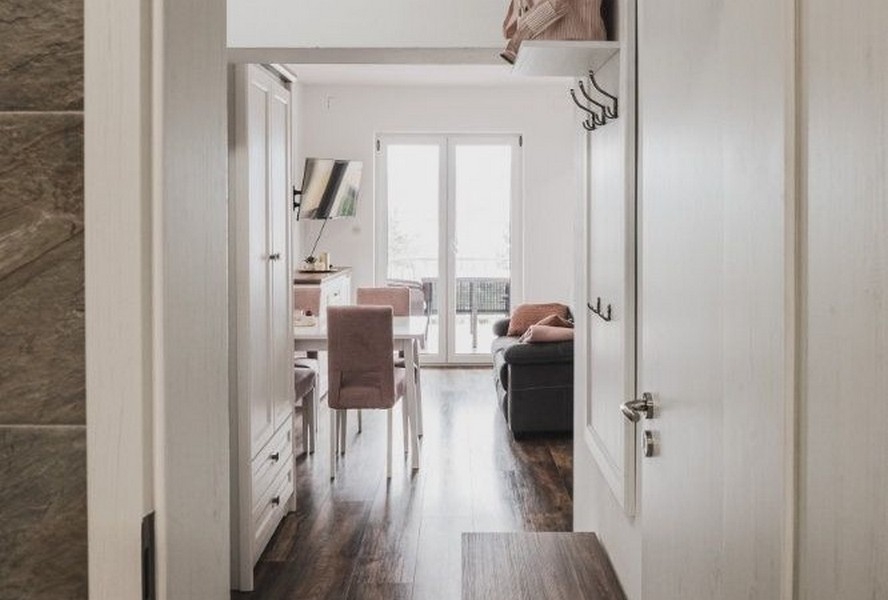 Předsíň s výhledem do obývací části a balkonem