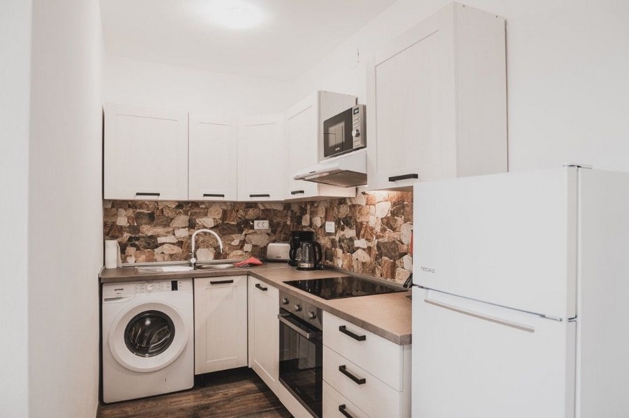 Kuchyňská linka s vestavěnými spotřebiči a pračkou