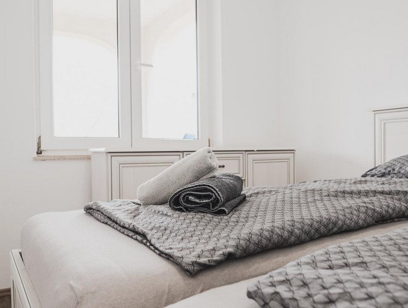 Ložnice s manželskou postelí