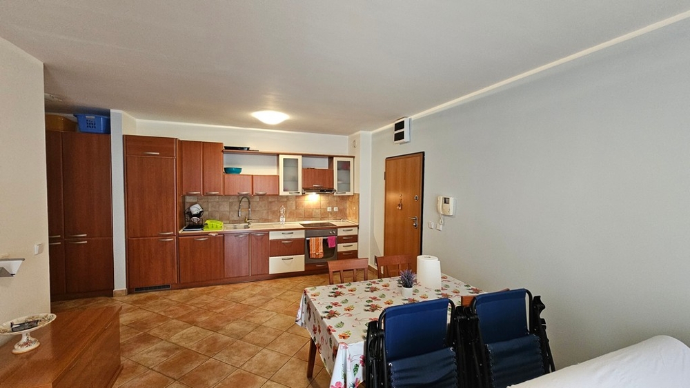 Otevřená kuchyně s vybavenou kuchyní a jídelním koutem