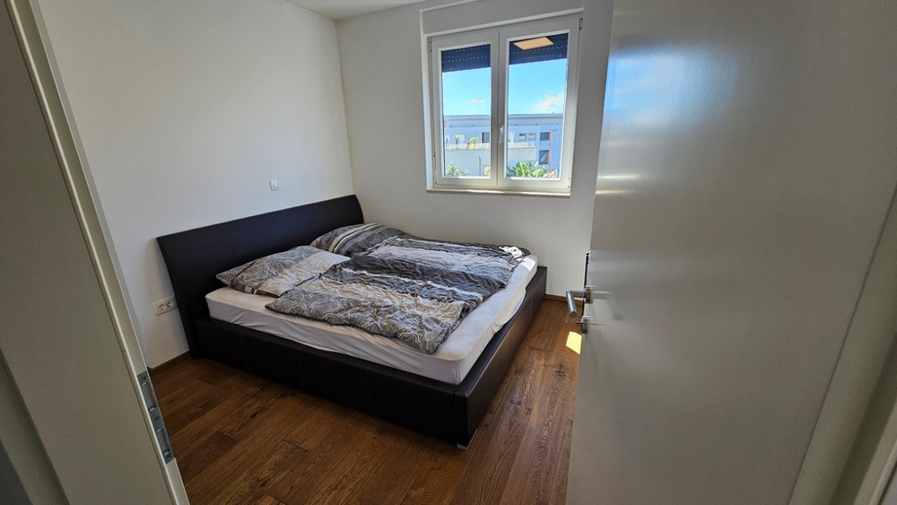 Střešní terasa s výhledem na přístav, moře a staré město