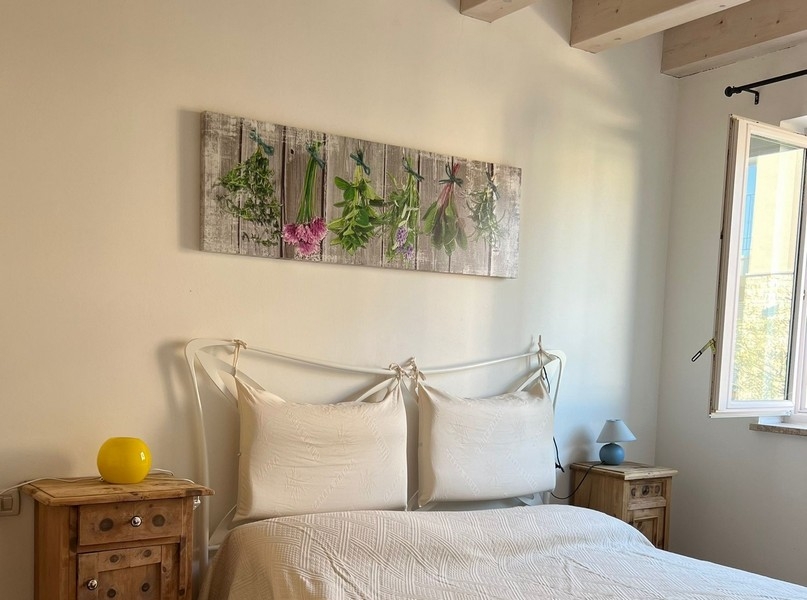 Ložnice s manželskou postelí a dřevěným stropem