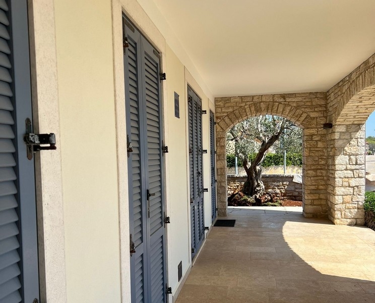 Krytý vstupní prostor s klenbami z přírodního kamene a okenicemi