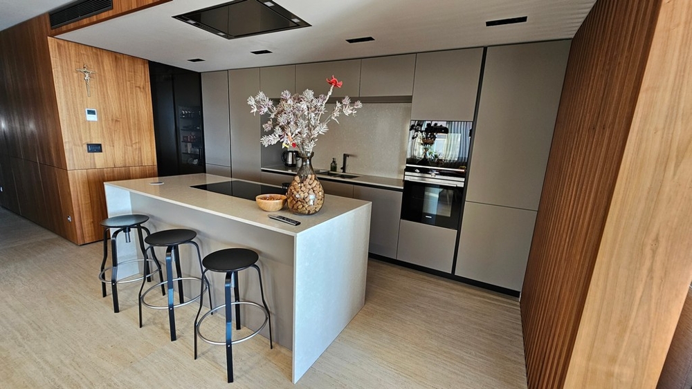 Moderní kuchyně s ostrůvkem a barovými židlemi