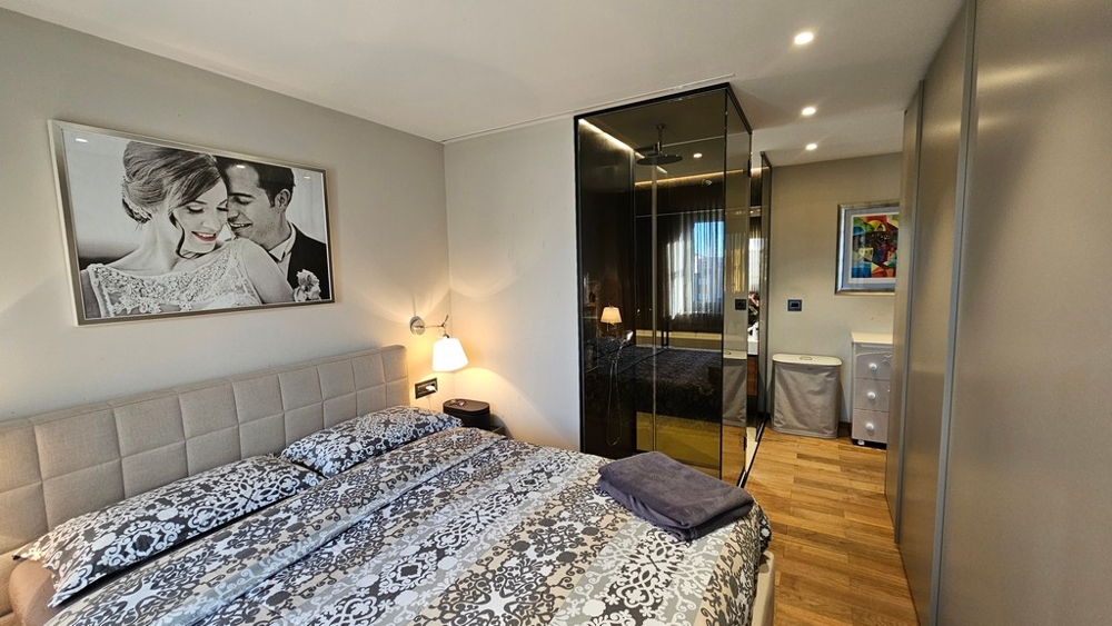 Ložnice s prosklenou stěnou do koupelny