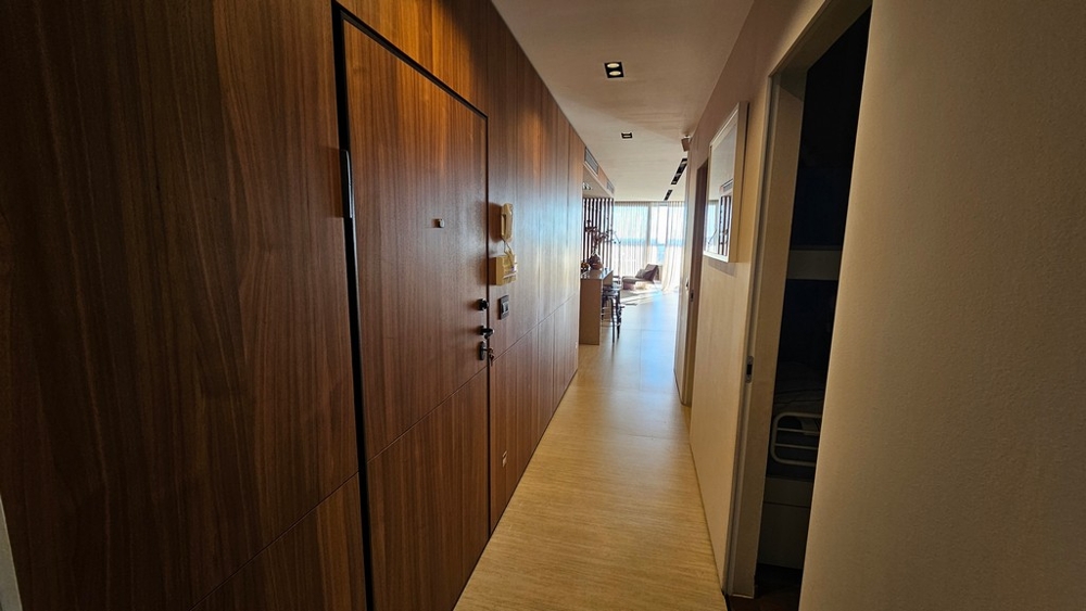 Předsíň s vestavěnými skříněmi a výhledem do obývacího pokoje