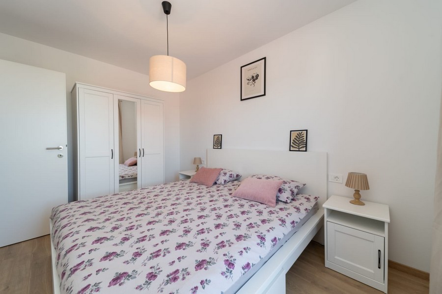 Ložnice s pohodlnou manželskou postelí a skříní.