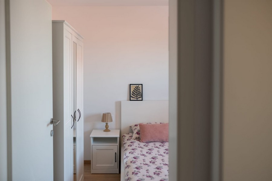 Ložnice s manželskou postelí a šatní skříní