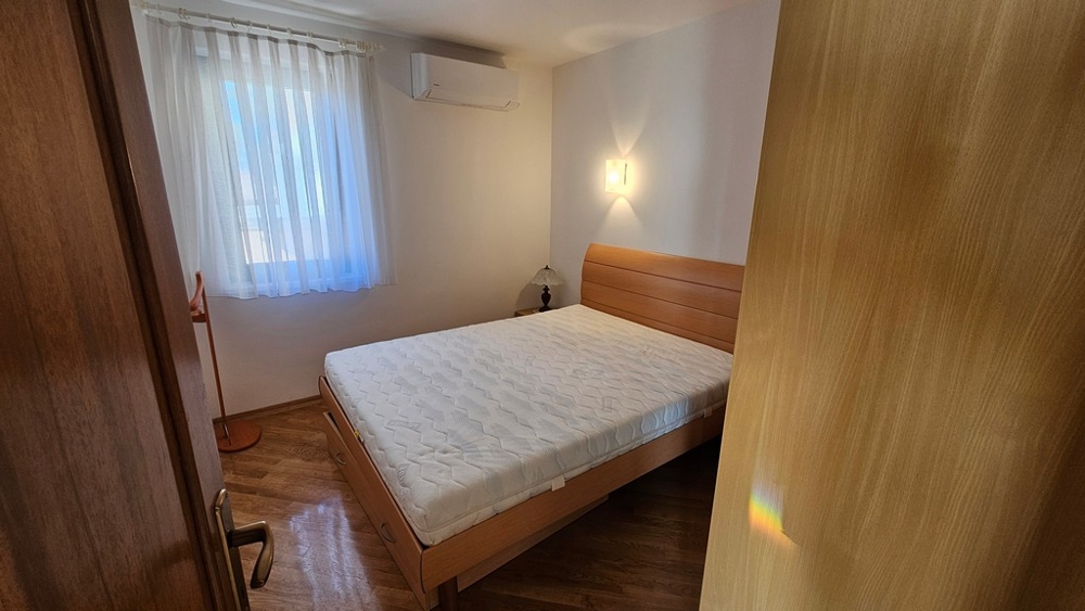 Ložnice s manželskou postelí a vestavěnou skříní