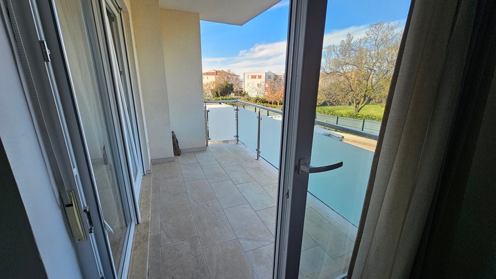 Pohled na balkon bytu A3870, který je na prodej v Novigradu (Istrie).