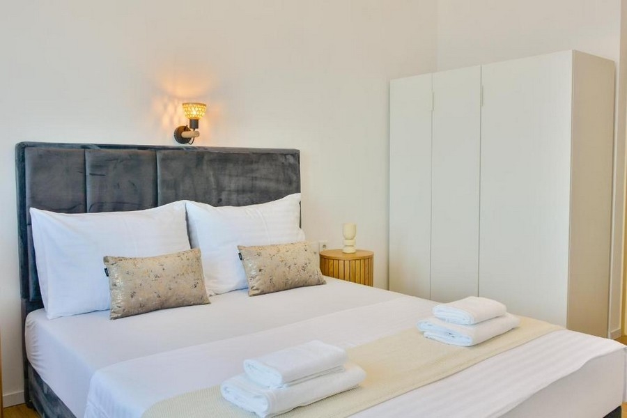 Ložnice s vestavěnou skříní v renovovaném bytě v Senji