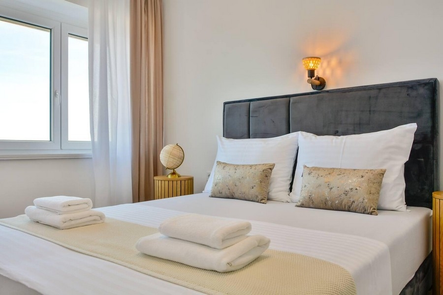 Moderní ložnice s výhledem na moře