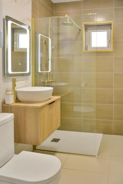 Koupelna se sprchovým koutem v úrovni podlahy v apartmánu Senj