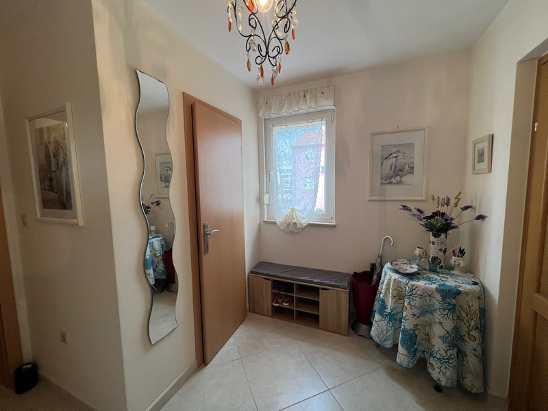 Předsíň se zrcadlem a lavicí