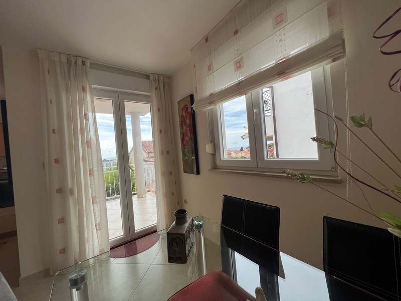 Jídelna s přístupem na balkon a výhledem na moře