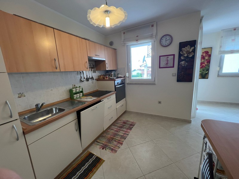 Kuchyň s pracovní plochou a úložným prostorem