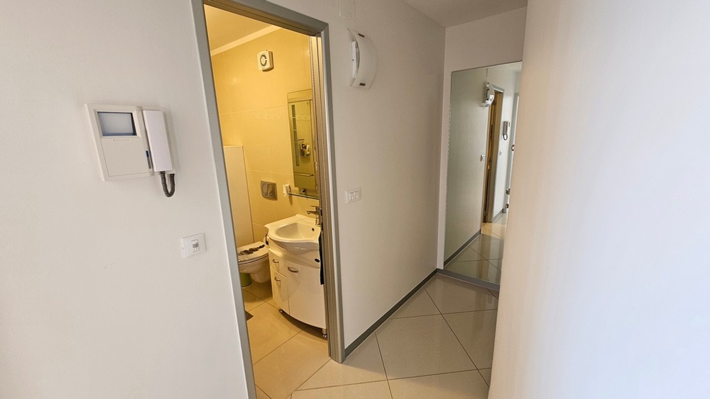 Předsíň se vstupem do koupelny