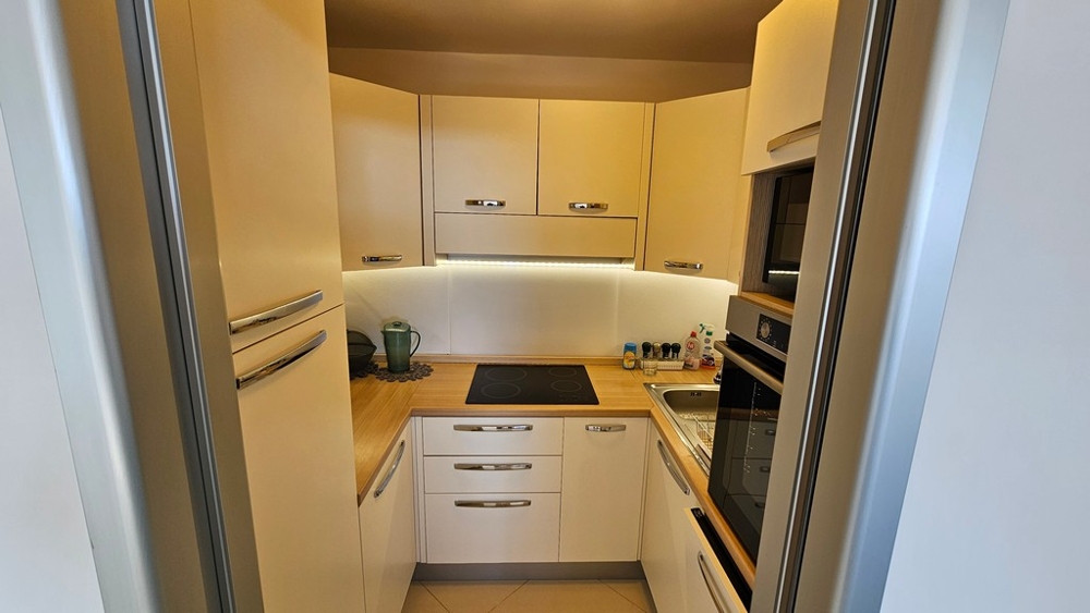 Samostatná kuchyňská linka s vestavěnými spotřebiči