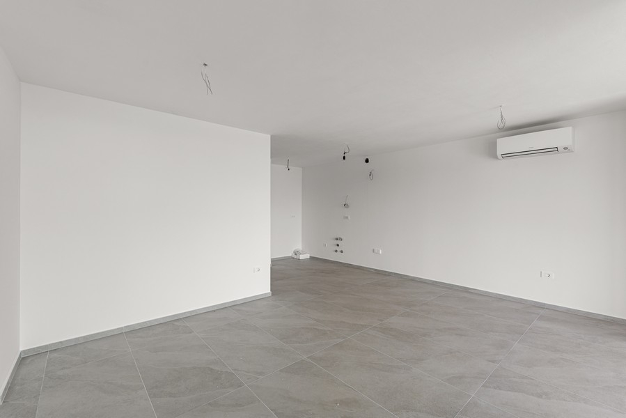 Otevřený obývací prostor s kuchyňským koutem a klimatizací